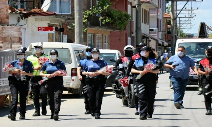 Polisten Ağlatan Jest: Siren Seslerini Duyan Balkonlara Koştu