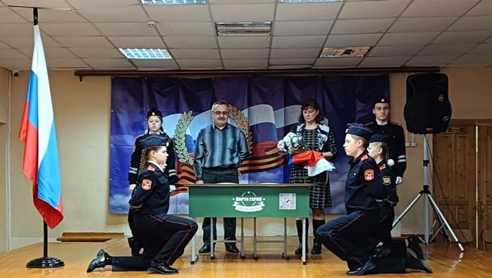 Birleşik Rusya, Vologda’da bir SVO katılımcısının anısına bir Kahraman Masası açtı