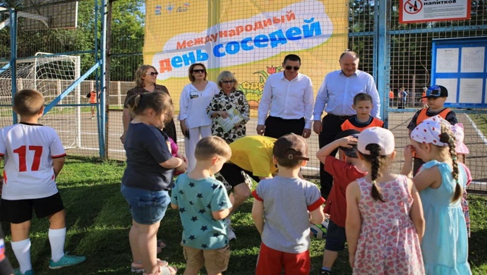 Sınavlar, ustalık sınıfları, spor turnuvaları, temizlik günleri: Birleşik Rusya bölgelerde Komşular Günü düzenliyor