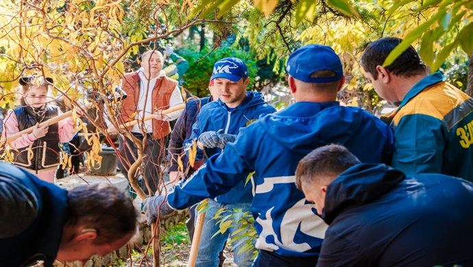 Активисты «Единой России» и «Молодой Гвардии» присоединились к акции «Чистый Крым»