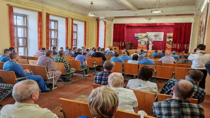 «Единая Россия» поздравила с Днём народного единства участников СВО в гарнизонном военном госпитале Ярославля