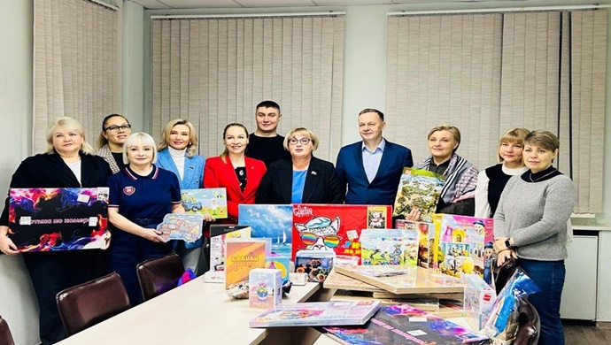 Yaratıcı kitler, eğitici oyunlar, bulmacalar ve işaretleyiciler: Birleşik Rusya ülke çapında “Cesaret Kutuları” topluyor