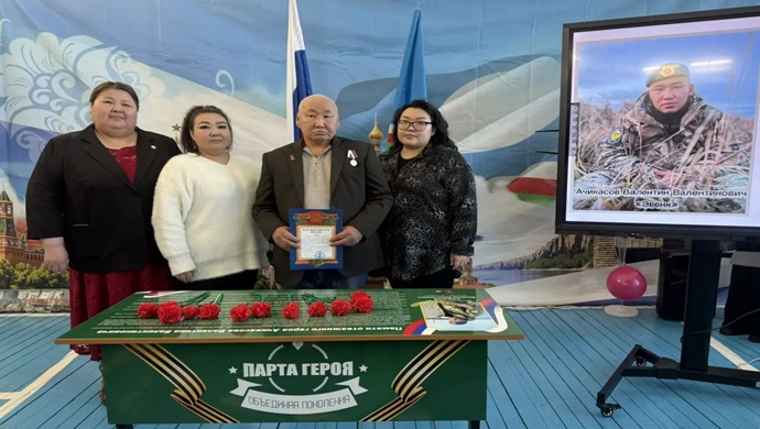 «Единая Россия» установила Парты Героя в честь бойцов СВО в Якутии и Москве