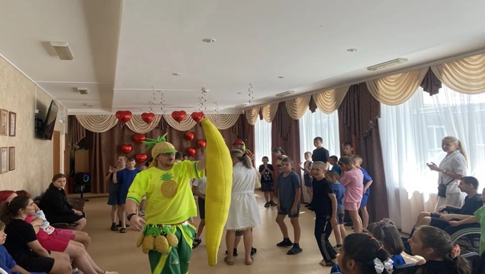 Voronezh bölgesinde, Birleşik Rusya partisi Buturlinovsky yatılı okulunun çocukları için bir kutlama düzenledi